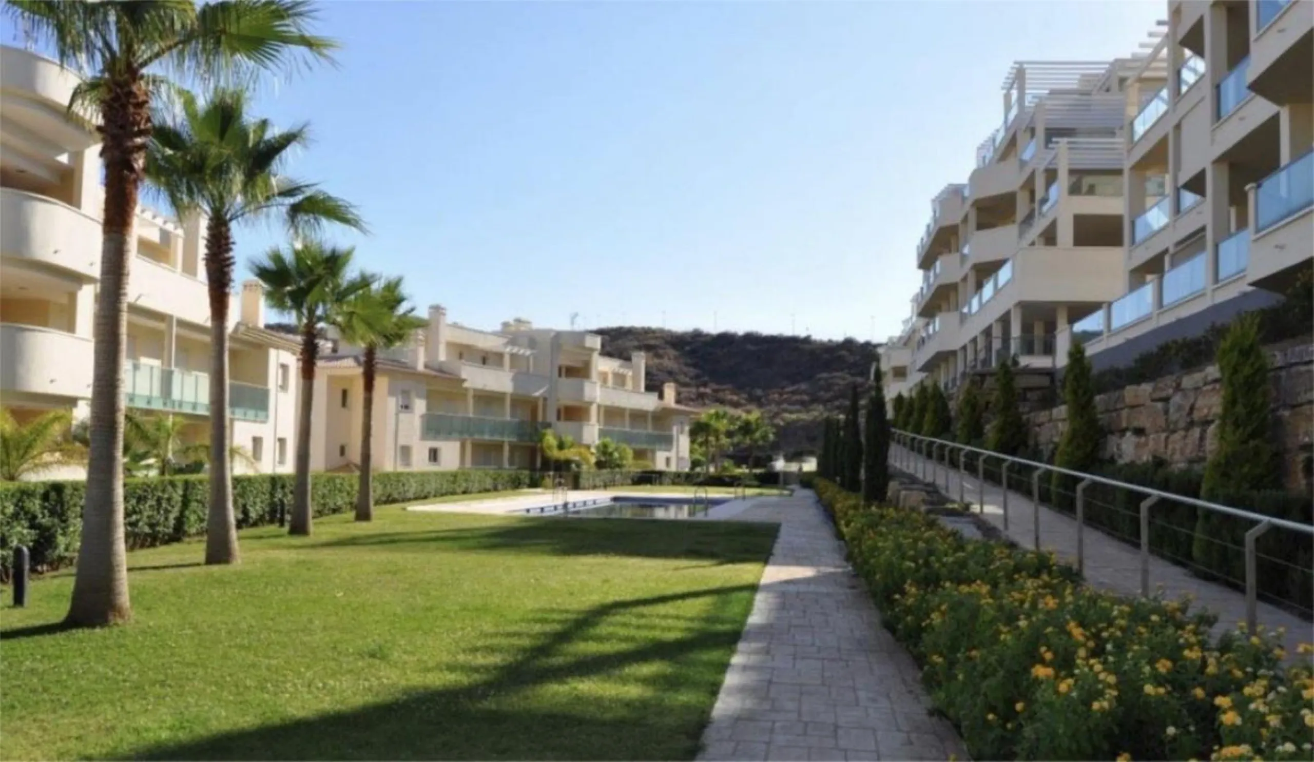 A newly built apartment is for sale in a prestigious residential complex next to a golf course, gym, and paddle tennis and tennis courts. Located just a five-minute drive from the center of Fuengirola, the property is surrounded by a privileged natural en