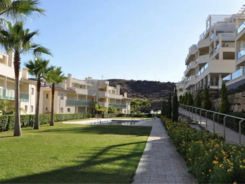 A newly built apartment is for sale in a prestigious residential complex next to a golf course, gym, and paddle tennis and tennis courts. Located just a five-minute drive from the center of Fuengirola, the property is surrounded by a privileged natural en