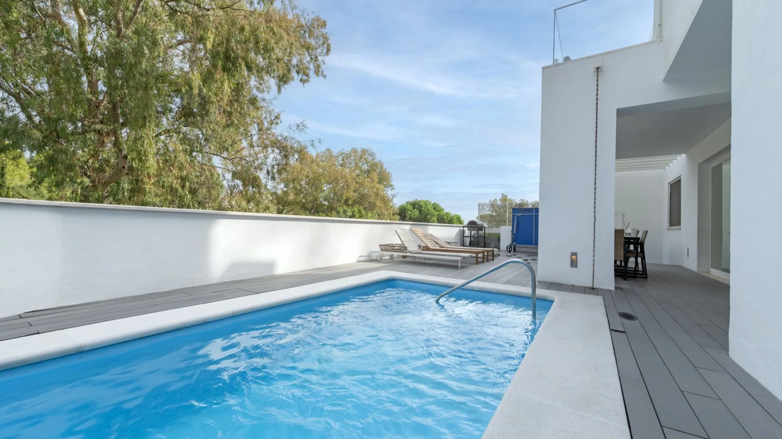 Discover this modern and bright house in excellent condition, practically new, designed to maximize comfort and natural light. Its large windows fill every room with brightness, while the terraces and the heated private pool offer the perfect place to rel