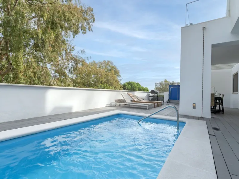 Discover this modern and bright house in excellent condition, practically new, designed to maximize comfort and natural light. Its large windows fill every room with brightness, while the terraces and the heated private pool offer the perfect place to rel