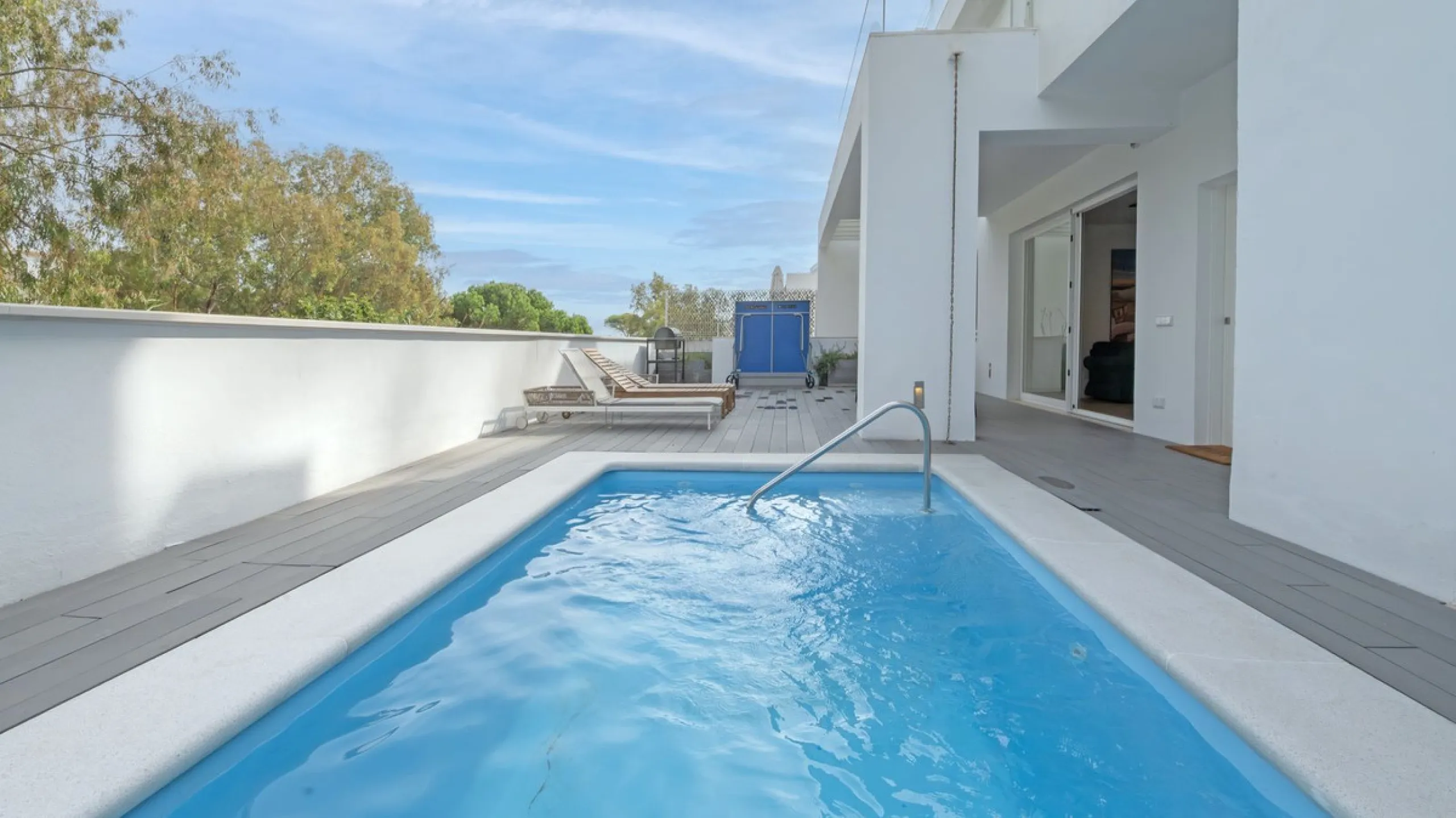 Discover this modern and bright house in excellent condition, practically new, designed to maximize comfort and natural light. Its large windows fill every room with brightness, while the terraces and the heated private pool offer the perfect place to rel