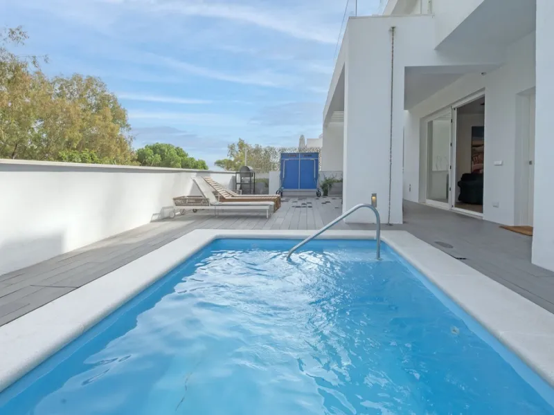 Discover this modern and bright house in excellent condition, practically new, designed to maximize comfort and natural light. Its large windows fill every room with brightness, while the terraces and the heated private pool offer the perfect place to rel