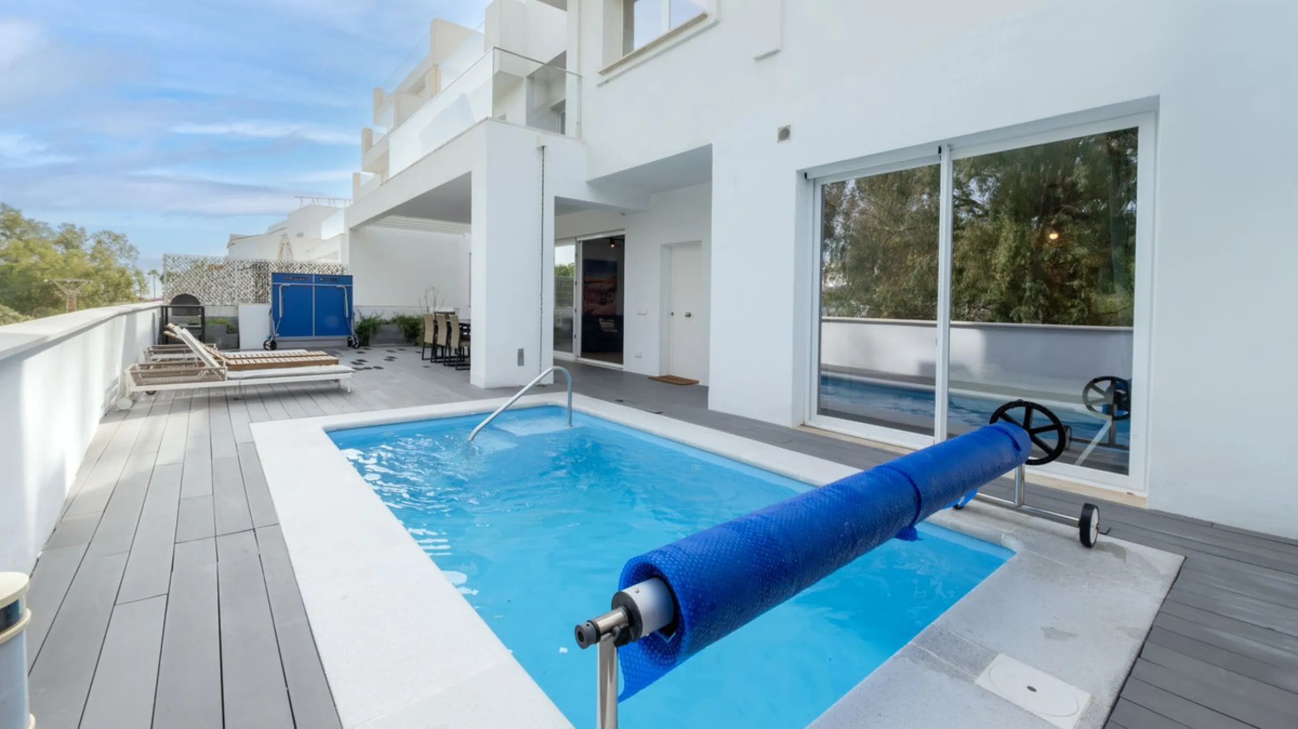 Discover this modern and bright house in excellent condition, practically new, designed to maximize comfort and natural light. Its large windows fill every room with brightness, while the terraces and the heated private pool offer the perfect place to rel