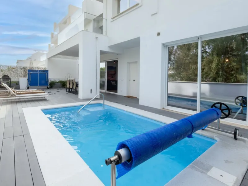 Discover this modern and bright house in excellent condition, practically new, designed to maximize comfort and natural light. Its large windows fill every room with brightness, while the terraces and the heated private pool offer the perfect place to rel