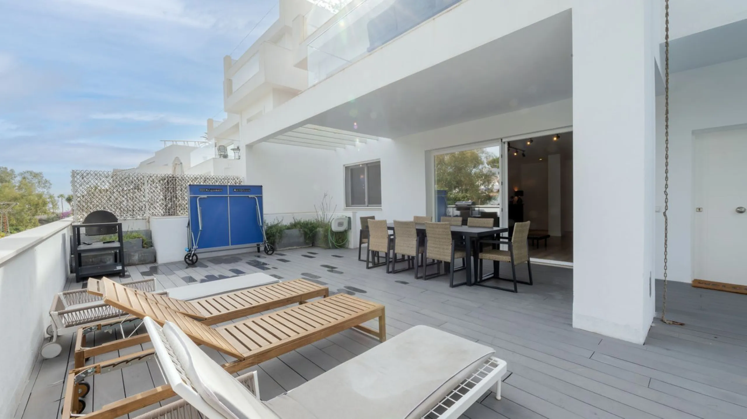 Discover this modern and bright house in excellent condition, practically new, designed to maximize comfort and natural light. Its large windows fill every room with brightness, while the terraces and the heated private pool offer the perfect place to rel