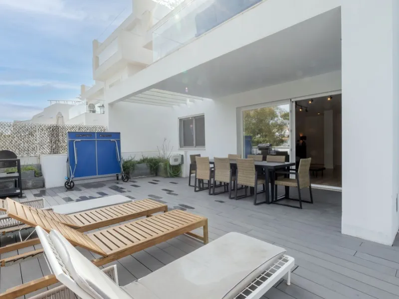 Discover this modern and bright house in excellent condition, practically new, designed to maximize comfort and natural light. Its large windows fill every room with brightness, while the terraces and the heated private pool offer the perfect place to rel