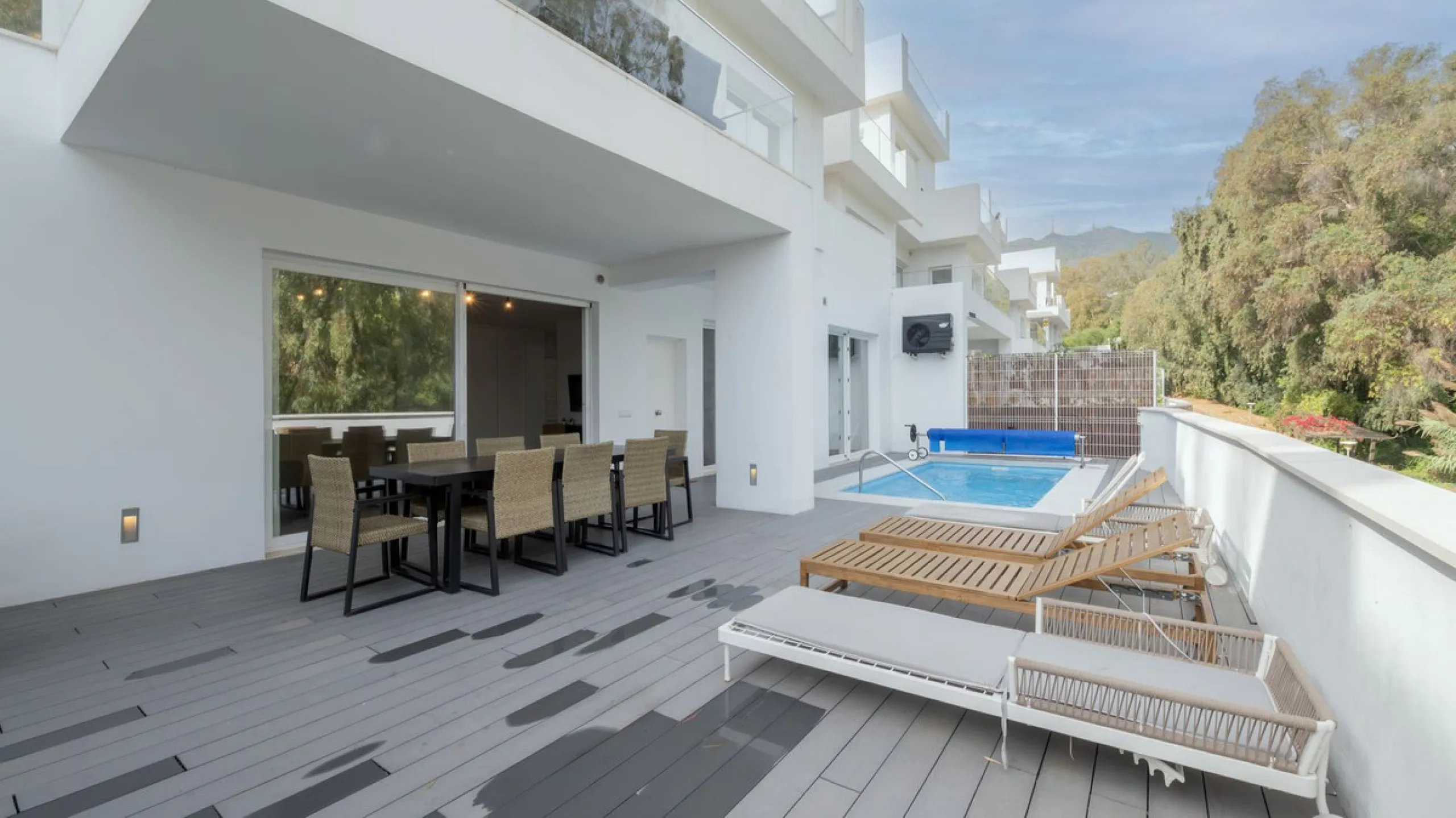 Discover this modern and bright house in excellent condition, practically new, designed to maximize comfort and natural light. Its large windows fill every room with brightness, while the terraces and the heated private pool offer the perfect place to rel