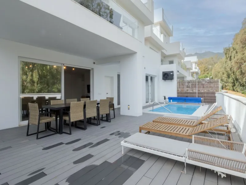 Discover this modern and bright house in excellent condition, practically new, designed to maximize comfort and natural light. Its large windows fill every room with brightness, while the terraces and the heated private pool offer the perfect place to rel