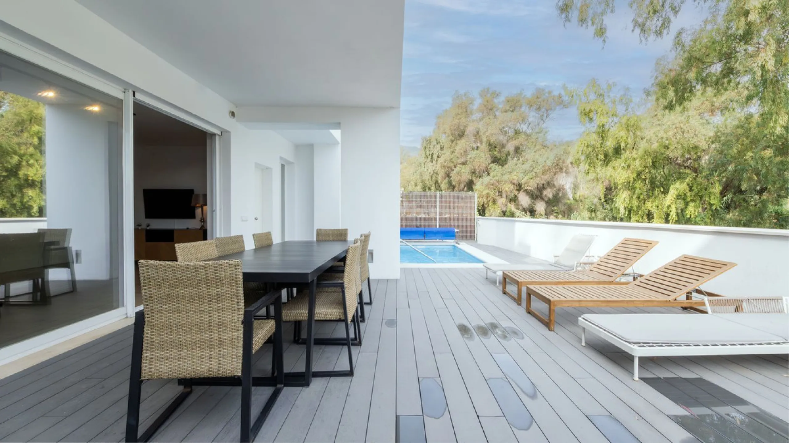 Discover this modern and bright house in excellent condition, practically new, designed to maximize comfort and natural light. Its large windows fill every room with brightness, while the terraces and the heated private pool offer the perfect place to rel