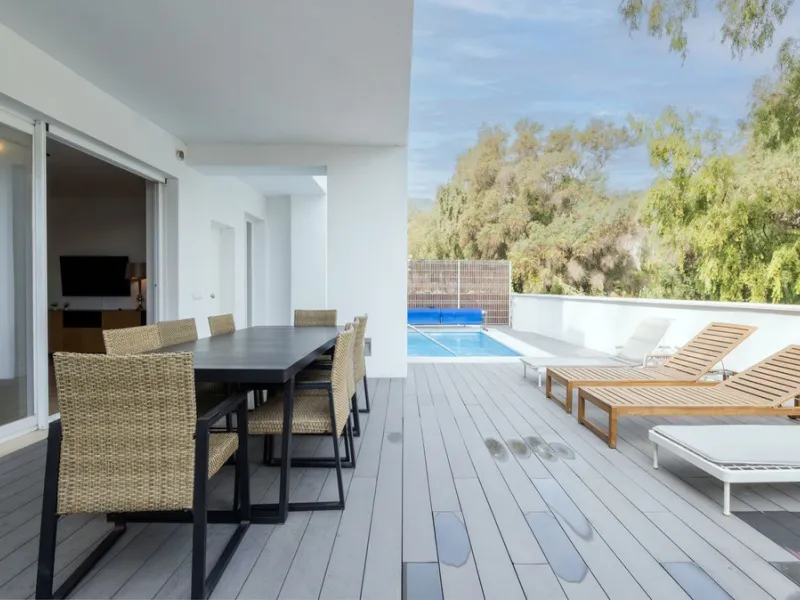Discover this modern and bright house in excellent condition, practically new, designed to maximize comfort and natural light. Its large windows fill every room with brightness, while the terraces and the heated private pool offer the perfect place to rel