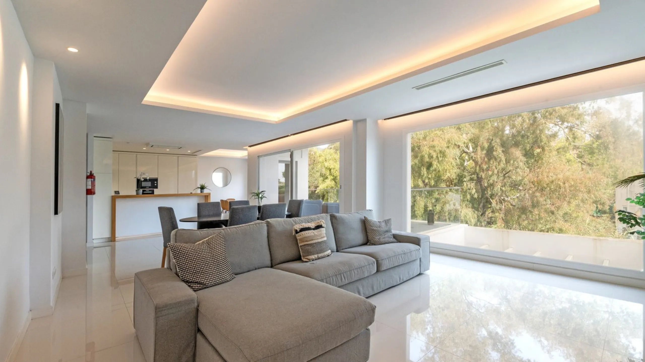 Discover this modern and bright house in excellent condition, practically new, designed to maximize comfort and natural light. Its large windows fill every room with brightness, while the terraces and the heated private pool offer the perfect place to rel