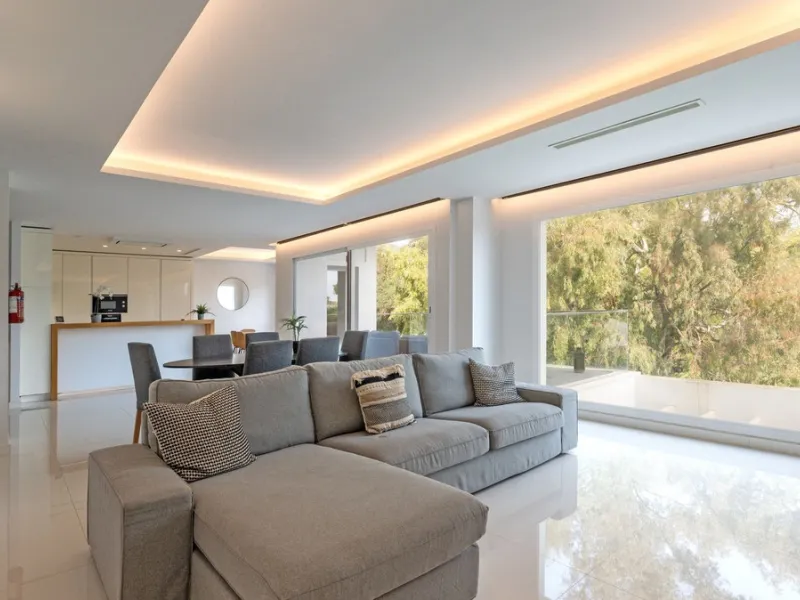 Discover this modern and bright house in excellent condition, practically new, designed to maximize comfort and natural light. Its large windows fill every room with brightness, while the terraces and the heated private pool offer the perfect place to rel