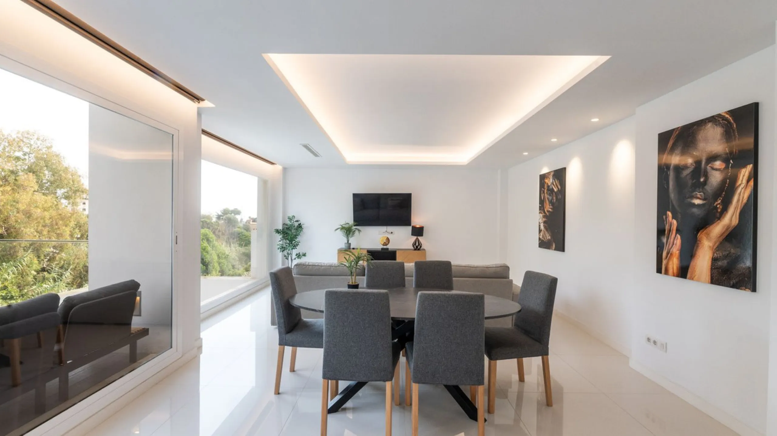 Discover this modern and bright house in excellent condition, practically new, designed to maximize comfort and natural light. Its large windows fill every room with brightness, while the terraces and the heated private pool offer the perfect place to rel