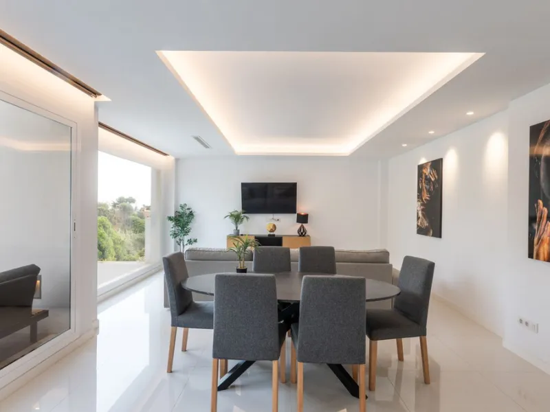 Discover this modern and bright house in excellent condition, practically new, designed to maximize comfort and natural light. Its large windows fill every room with brightness, while the terraces and the heated private pool offer the perfect place to rel