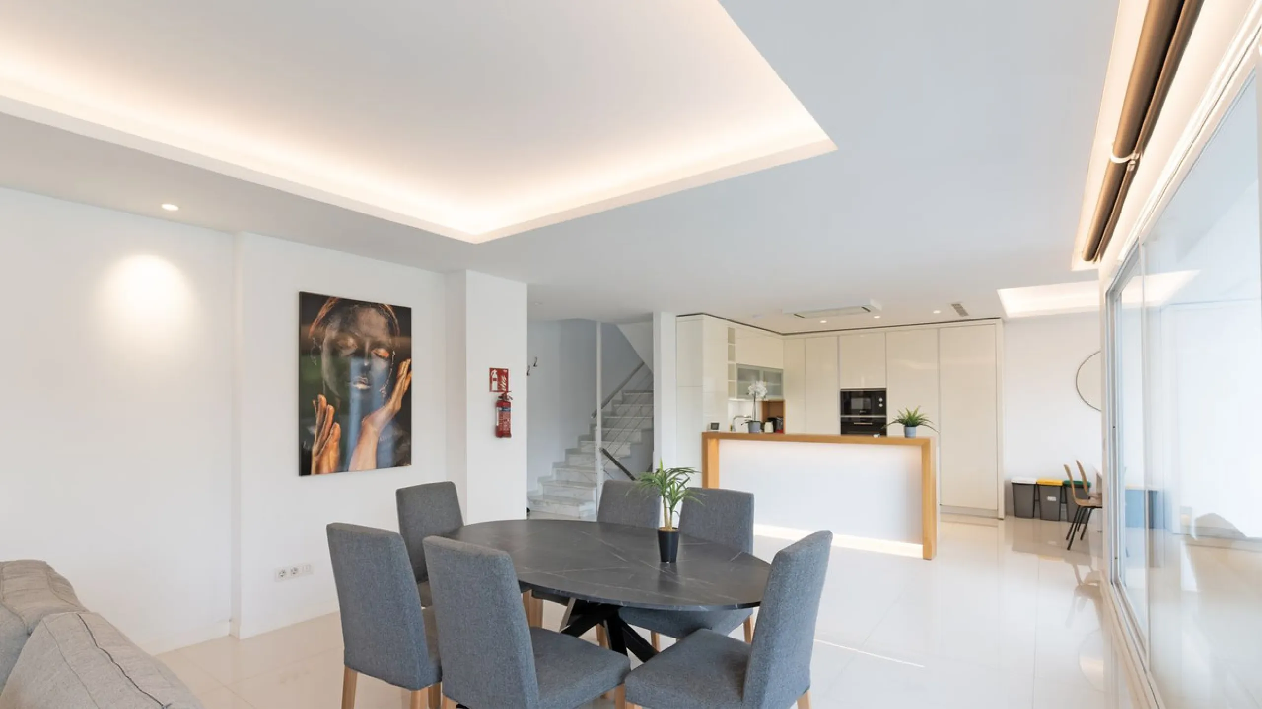 Discover this modern and bright house in excellent condition, practically new, designed to maximize comfort and natural light. Its large windows fill every room with brightness, while the terraces and the heated private pool offer the perfect place to rel