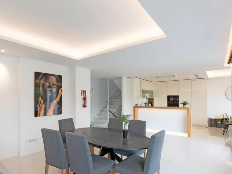 Discover this modern and bright house in excellent condition, practically new, designed to maximize comfort and natural light. Its large windows fill every room with brightness, while the terraces and the heated private pool offer the perfect place to rel