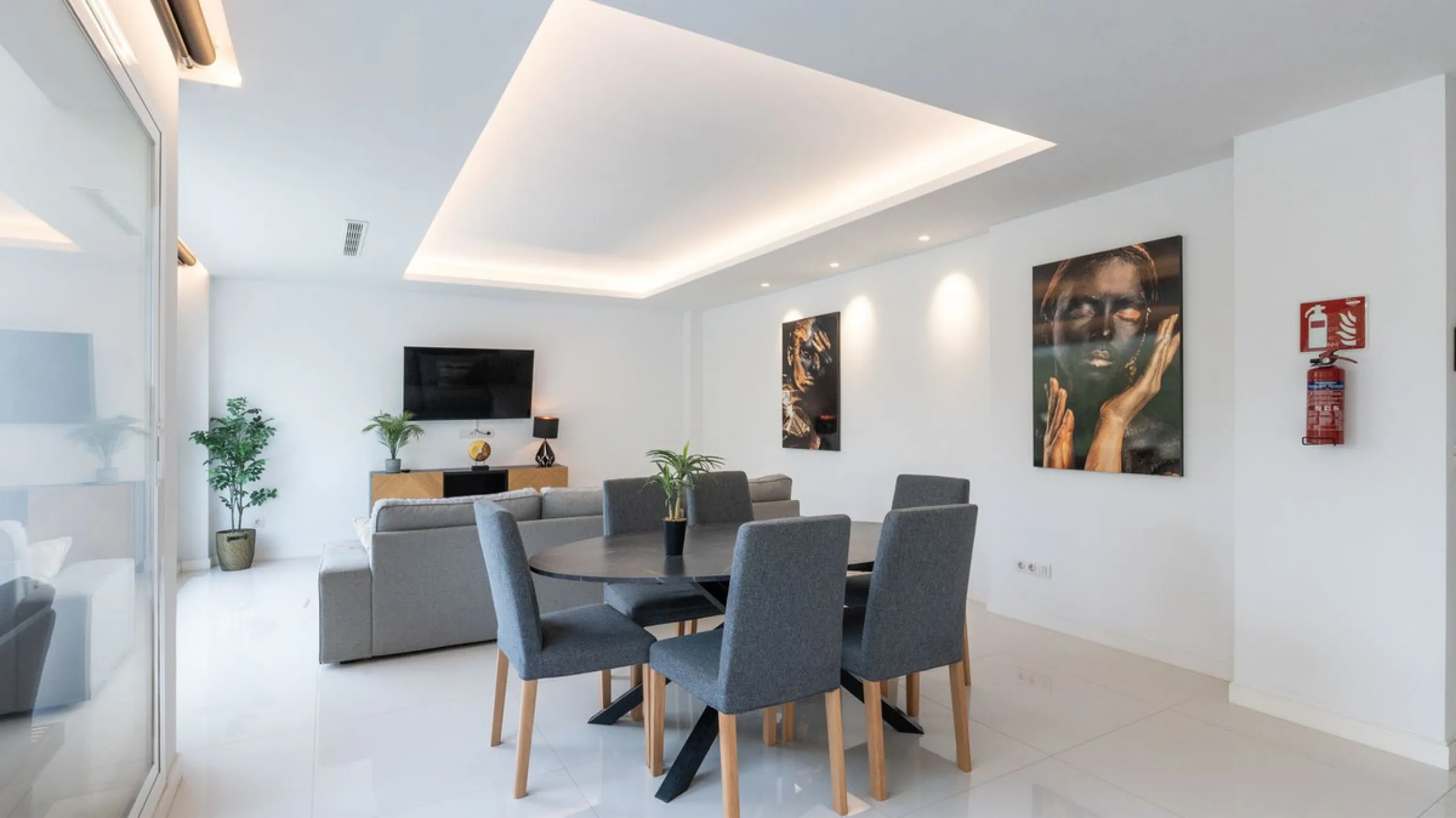 Discover this modern and bright house in excellent condition, practically new, designed to maximize comfort and natural light. Its large windows fill every room with brightness, while the terraces and the heated private pool offer the perfect place to rel