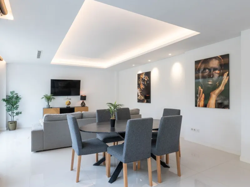 Discover this modern and bright house in excellent condition, practically new, designed to maximize comfort and natural light. Its large windows fill every room with brightness, while the terraces and the heated private pool offer the perfect place to rel