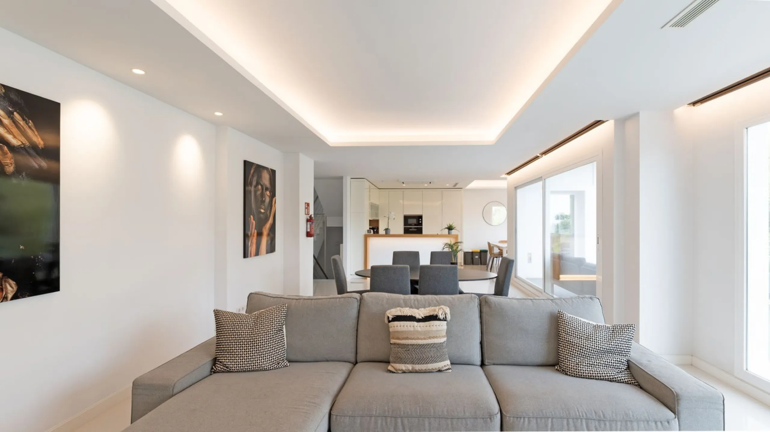 Discover this modern and bright house in excellent condition, practically new, designed to maximize comfort and natural light. Its large windows fill every room with brightness, while the terraces and the heated private pool offer the perfect place to rel