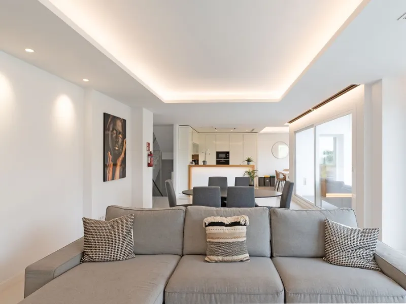 Discover this modern and bright house in excellent condition, practically new, designed to maximize comfort and natural light. Its large windows fill every room with brightness, while the terraces and the heated private pool offer the perfect place to rel