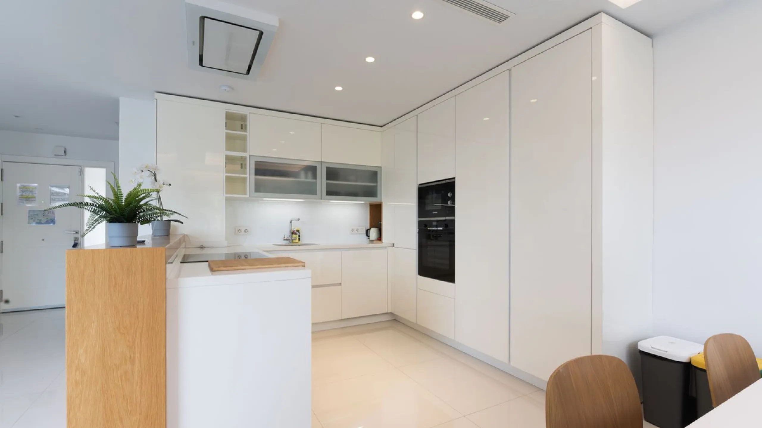 Discover this modern and bright house in excellent condition, practically new, designed to maximize comfort and natural light. Its large windows fill every room with brightness, while the terraces and the heated private pool offer the perfect place to rel