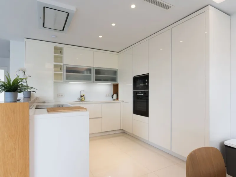 Discover this modern and bright house in excellent condition, practically new, designed to maximize comfort and natural light. Its large windows fill every room with brightness, while the terraces and the heated private pool offer the perfect place to rel