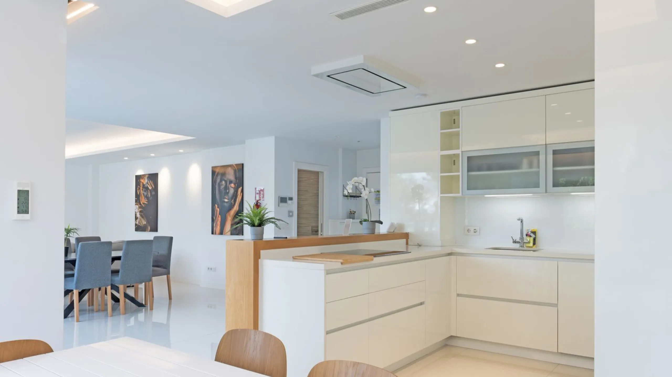 Discover this modern and bright house in excellent condition, practically new, designed to maximize comfort and natural light. Its large windows fill every room with brightness, while the terraces and the heated private pool offer the perfect place to rel