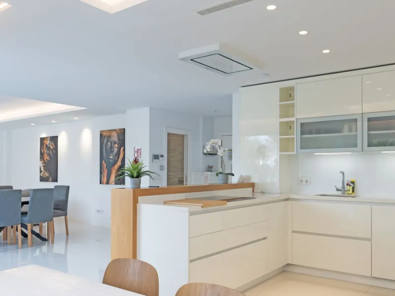 Discover this modern and bright house in excellent condition, practically new, designed to maximize comfort and natural light. Its large windows fill every room with brightness, while the terraces and the heated private pool offer the perfect place to rel
