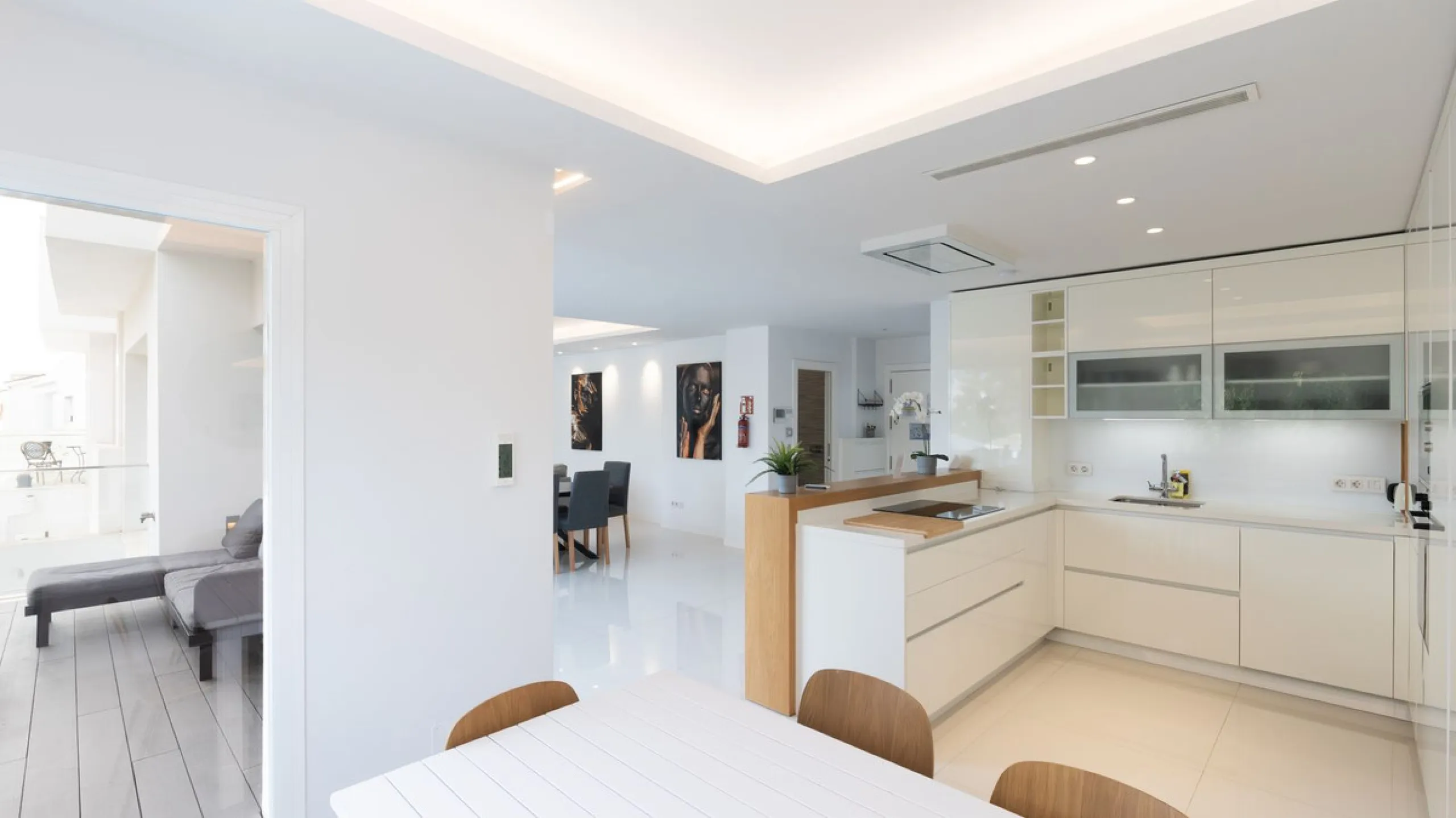 Discover this modern and bright house in excellent condition, practically new, designed to maximize comfort and natural light. Its large windows fill every room with brightness, while the terraces and the heated private pool offer the perfect place to rel