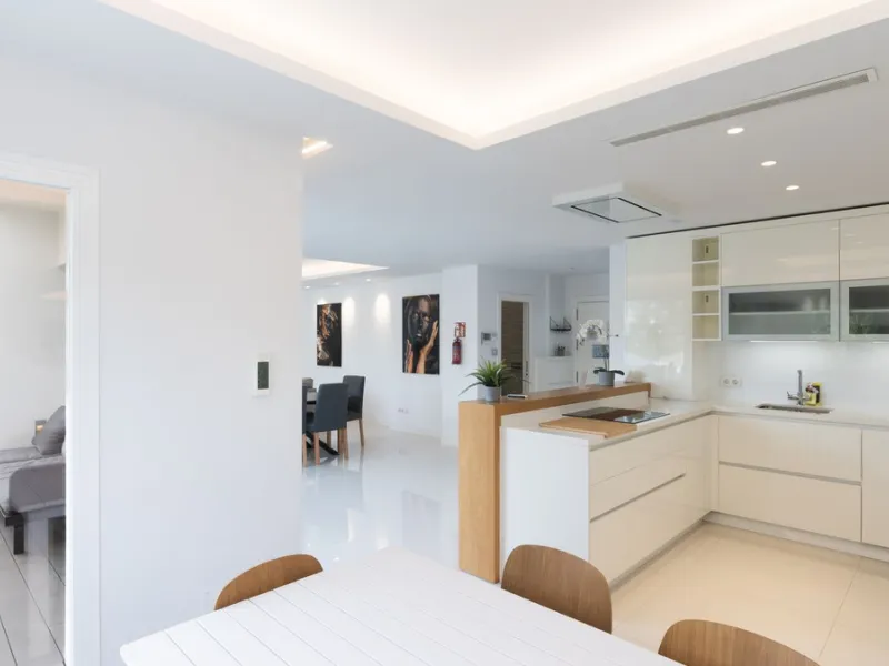 Discover this modern and bright house in excellent condition, practically new, designed to maximize comfort and natural light. Its large windows fill every room with brightness, while the terraces and the heated private pool offer the perfect place to rel
