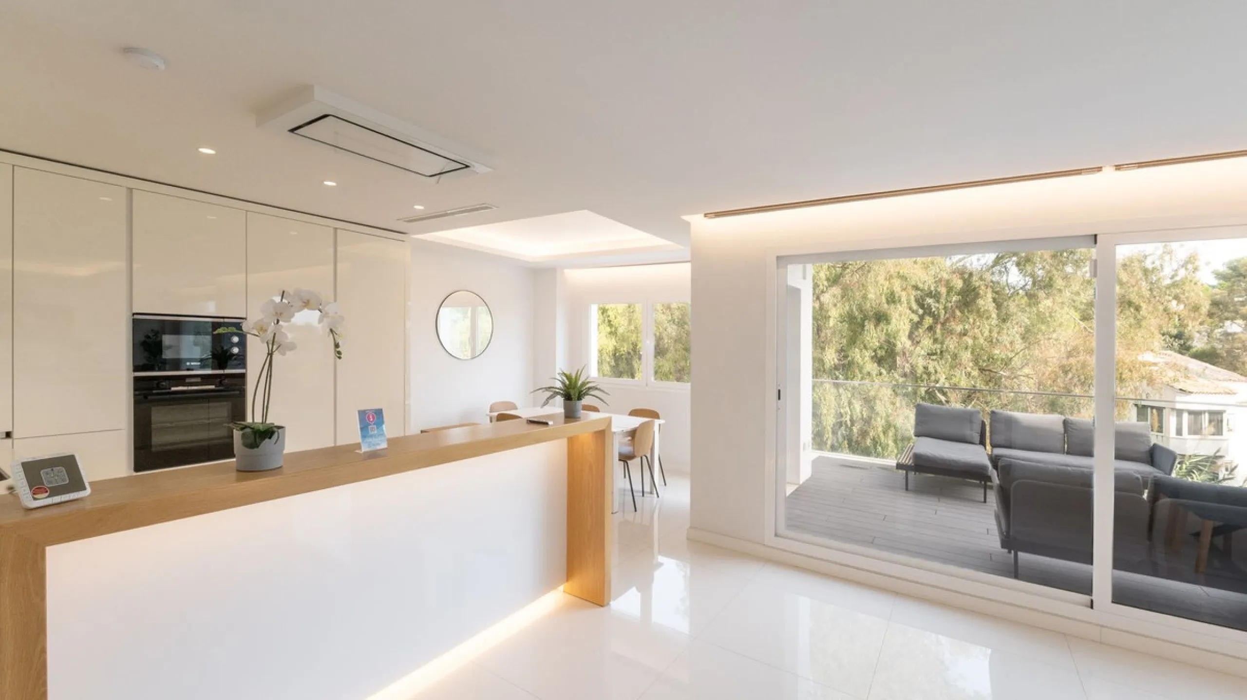 Discover this modern and bright house in excellent condition, practically new, designed to maximize comfort and natural light. Its large windows fill every room with brightness, while the terraces and the heated private pool offer the perfect place to rel