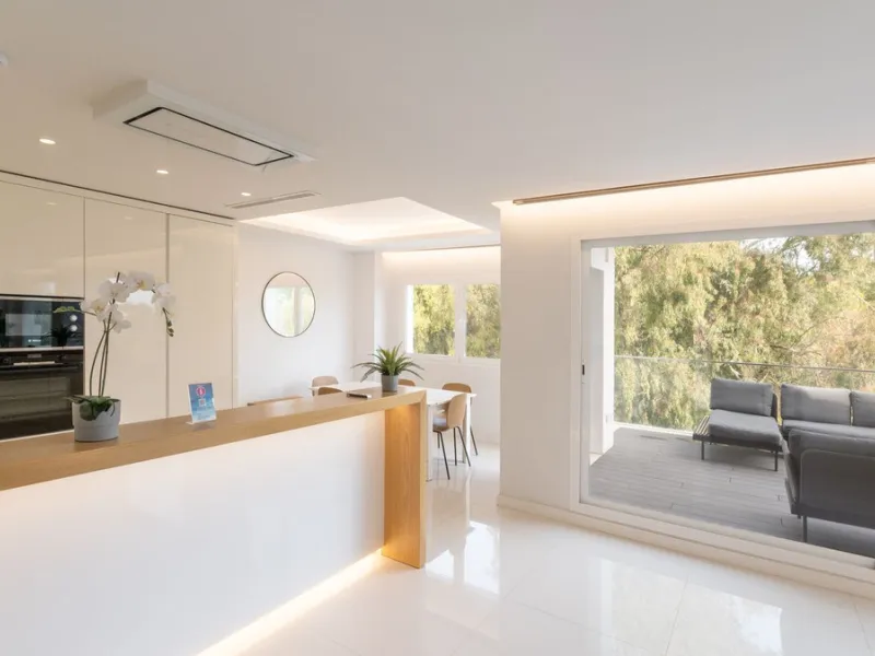 Discover this modern and bright house in excellent condition, practically new, designed to maximize comfort and natural light. Its large windows fill every room with brightness, while the terraces and the heated private pool offer the perfect place to rel