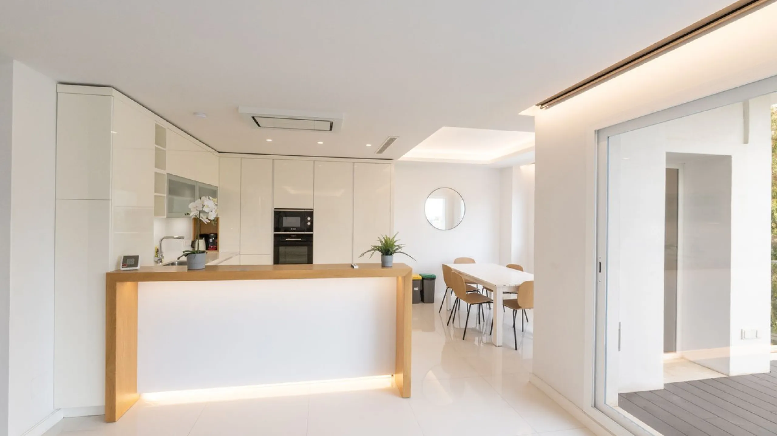 Discover this modern and bright house in excellent condition, practically new, designed to maximize comfort and natural light. Its large windows fill every room with brightness, while the terraces and the heated private pool offer the perfect place to rel