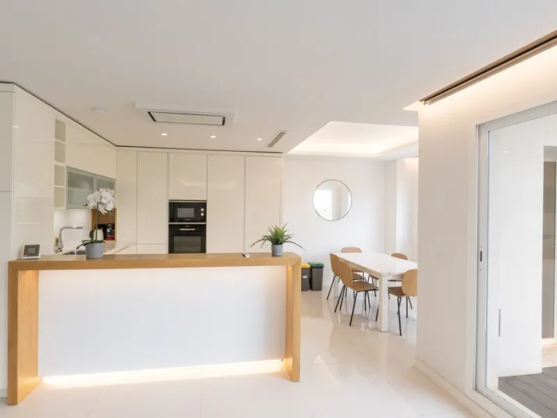 Discover this modern and bright house in excellent condition, practically new, designed to maximize comfort and natural light. Its large windows fill every room with brightness, while the terraces and the heated private pool offer the perfect place to rel