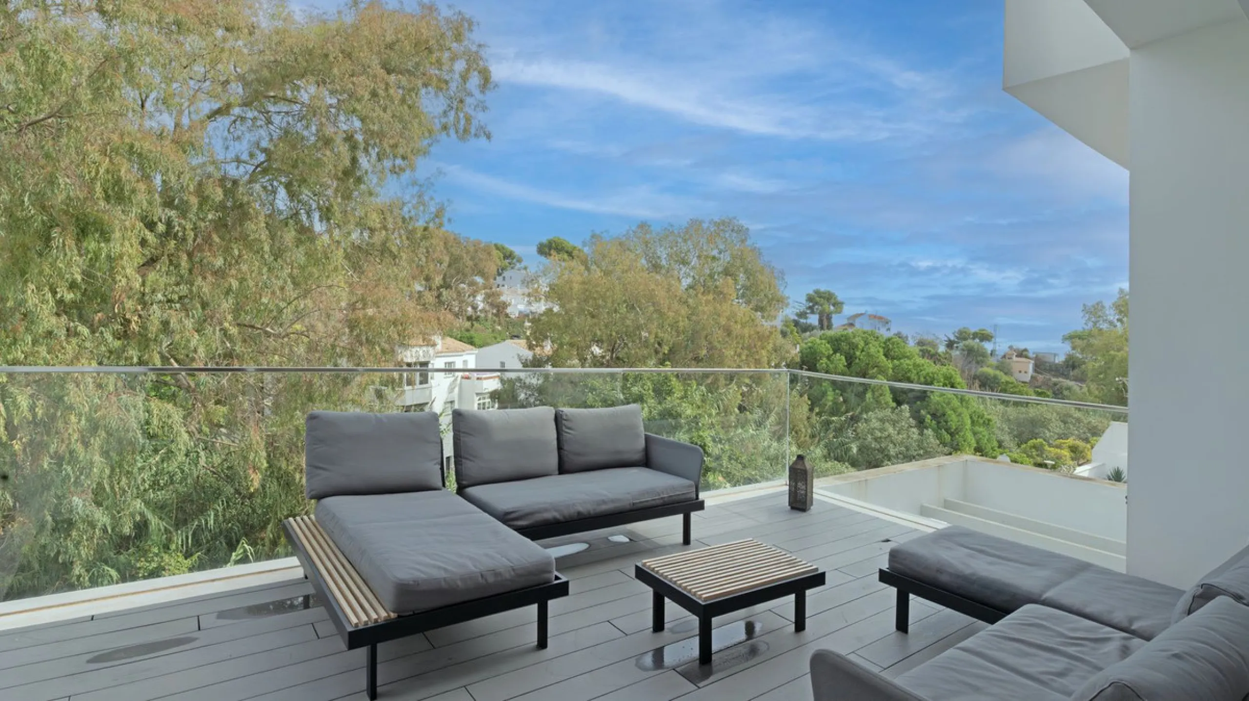 Discover this modern and bright house in excellent condition, practically new, designed to maximize comfort and natural light. Its large windows fill every room with brightness, while the terraces and the heated private pool offer the perfect place to rel