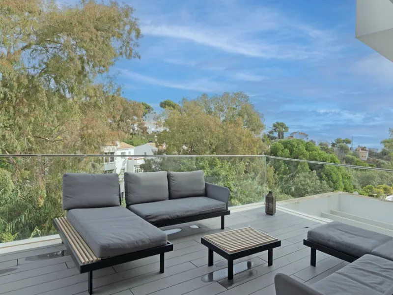 Discover this modern and bright house in excellent condition, practically new, designed to maximize comfort and natural light. Its large windows fill every room with brightness, while the terraces and the heated private pool offer the perfect place to rel