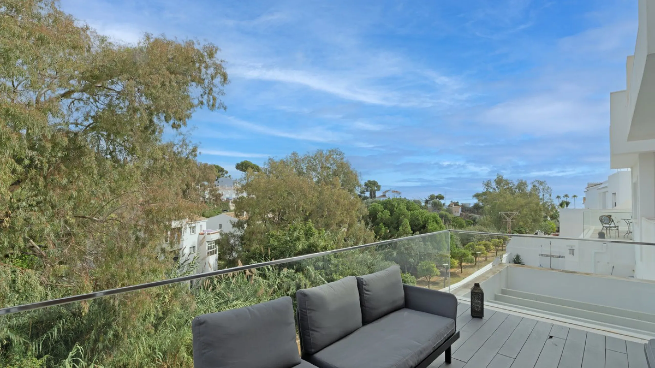 Discover this modern and bright house in excellent condition, practically new, designed to maximize comfort and natural light. Its large windows fill every room with brightness, while the terraces and the heated private pool offer the perfect place to rel