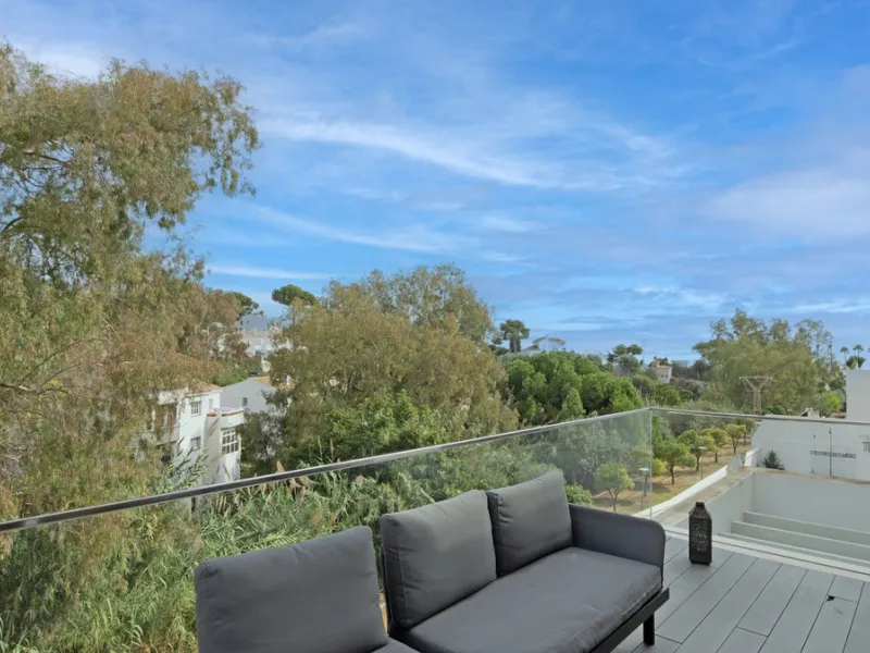 Discover this modern and bright house in excellent condition, practically new, designed to maximize comfort and natural light. Its large windows fill every room with brightness, while the terraces and the heated private pool offer the perfect place to rel