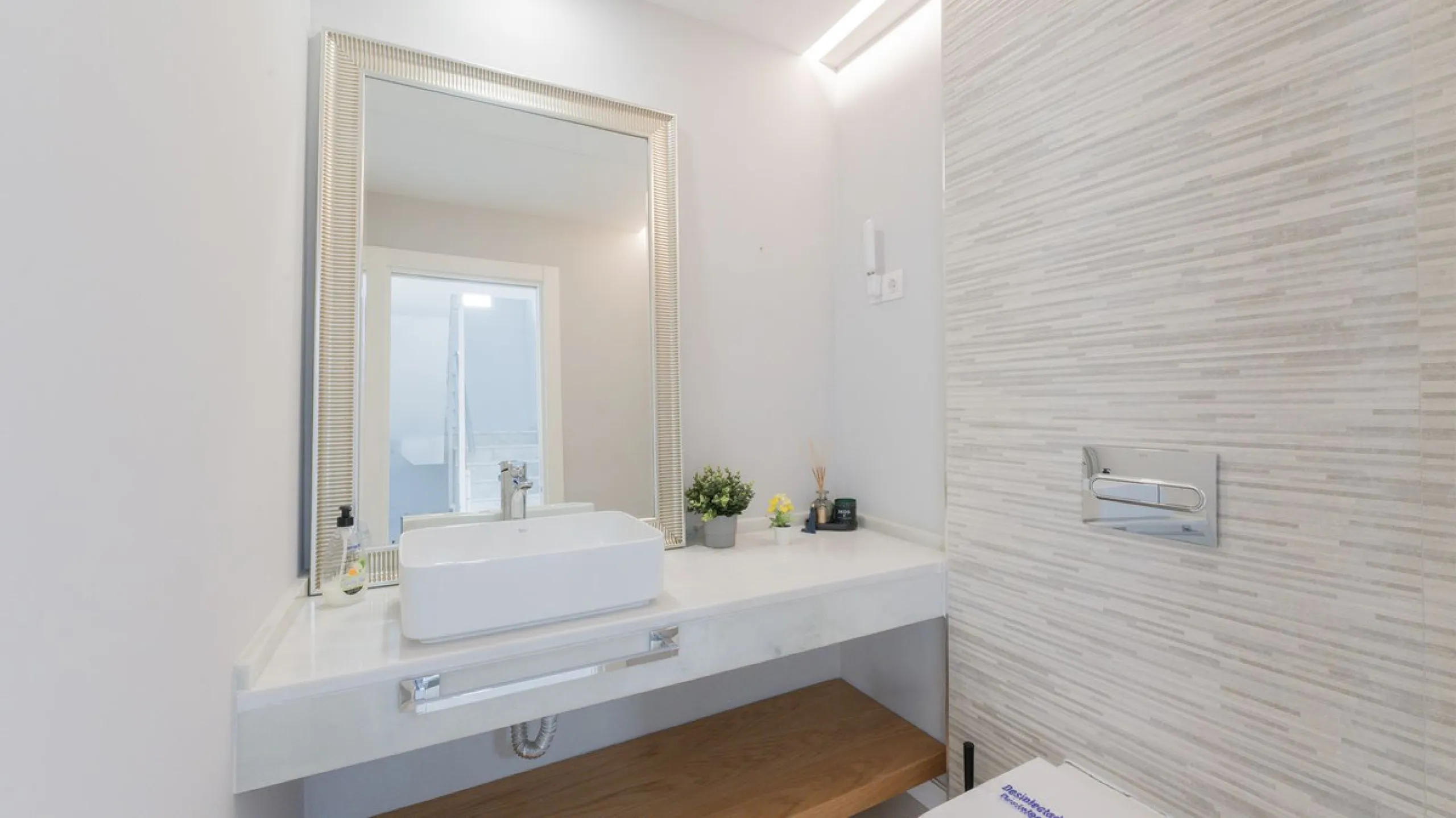 Discover this modern and bright house in excellent condition, practically new, designed to maximize comfort and natural light. Its large windows fill every room with brightness, while the terraces and the heated private pool offer the perfect place to rel