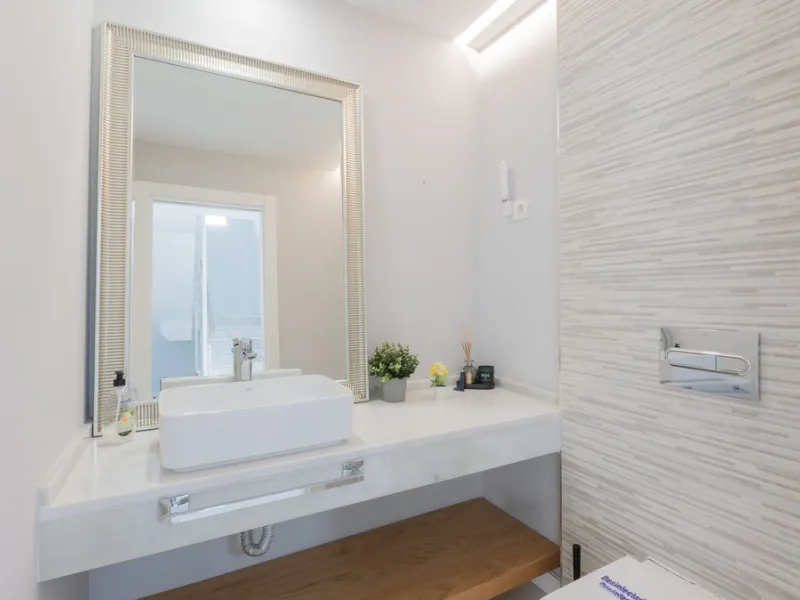 Discover this modern and bright house in excellent condition, practically new, designed to maximize comfort and natural light. Its large windows fill every room with brightness, while the terraces and the heated private pool offer the perfect place to rel