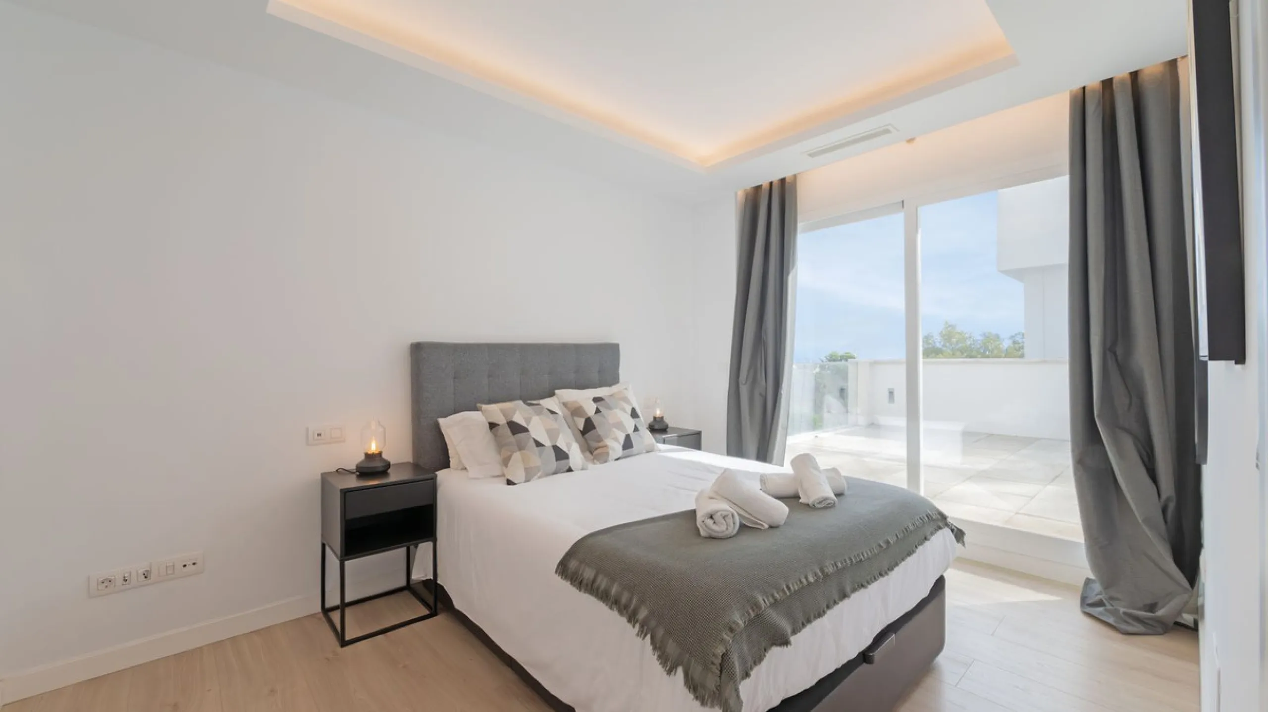 Discover this modern and bright house in excellent condition, practically new, designed to maximize comfort and natural light. Its large windows fill every room with brightness, while the terraces and the heated private pool offer the perfect place to rel