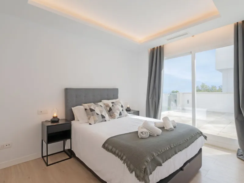 Discover this modern and bright house in excellent condition, practically new, designed to maximize comfort and natural light. Its large windows fill every room with brightness, while the terraces and the heated private pool offer the perfect place to rel