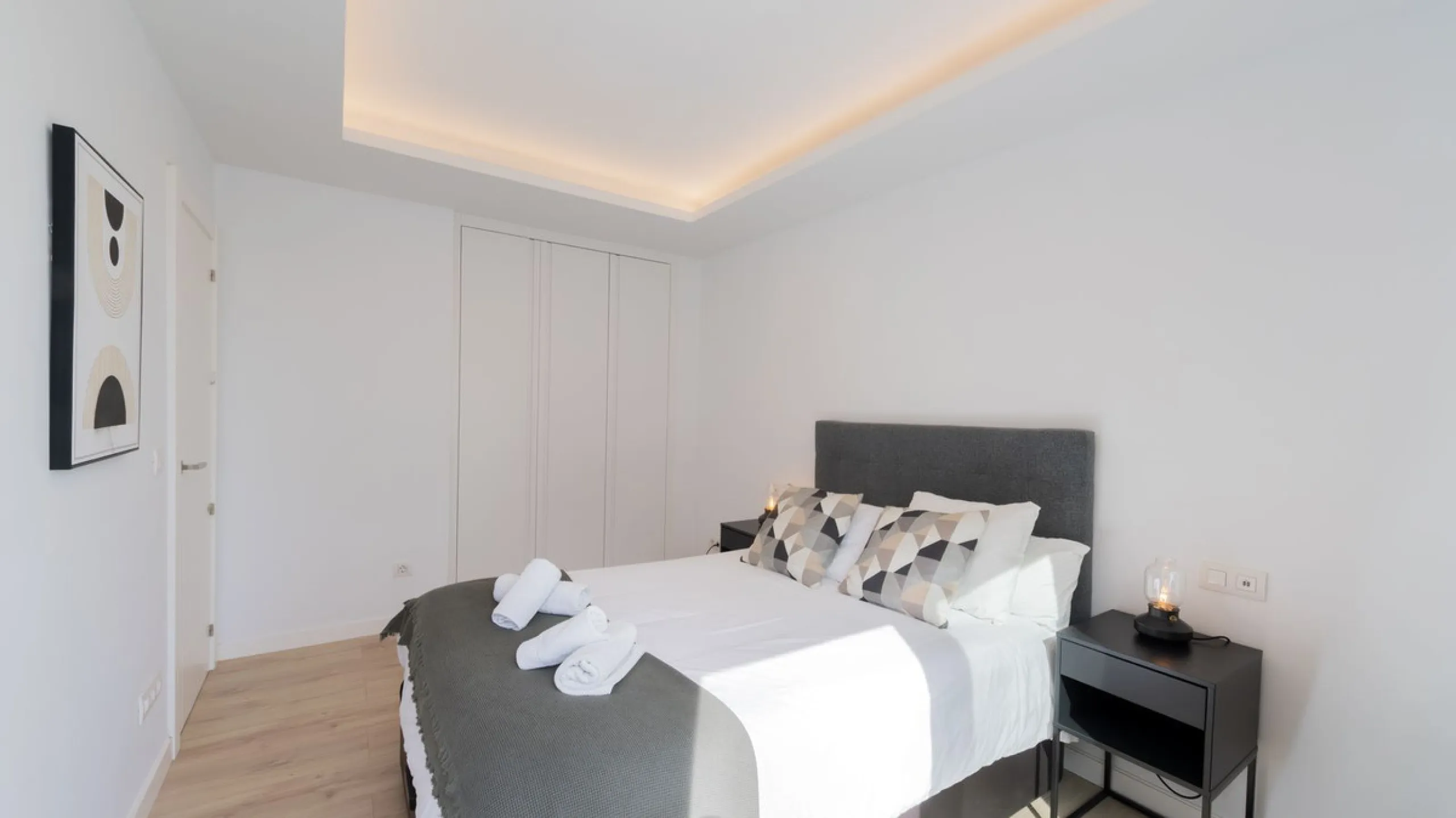 Discover this modern and bright house in excellent condition, practically new, designed to maximize comfort and natural light. Its large windows fill every room with brightness, while the terraces and the heated private pool offer the perfect place to rel