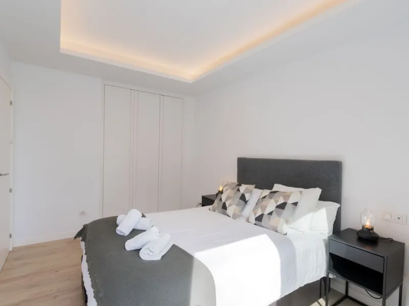 Discover this modern and bright house in excellent condition, practically new, designed to maximize comfort and natural light. Its large windows fill every room with brightness, while the terraces and the heated private pool offer the perfect place to rel