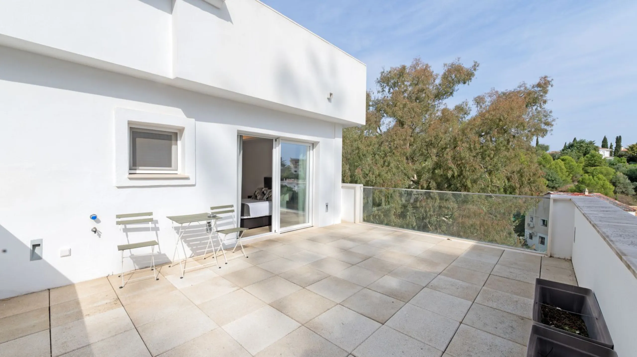 Discover this modern and bright house in excellent condition, practically new, designed to maximize comfort and natural light. Its large windows fill every room with brightness, while the terraces and the heated private pool offer the perfect place to rel