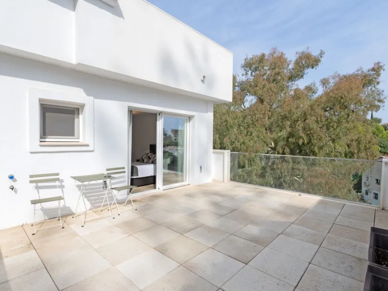 Discover this modern and bright house in excellent condition, practically new, designed to maximize comfort and natural light. Its large windows fill every room with brightness, while the terraces and the heated private pool offer the perfect place to rel