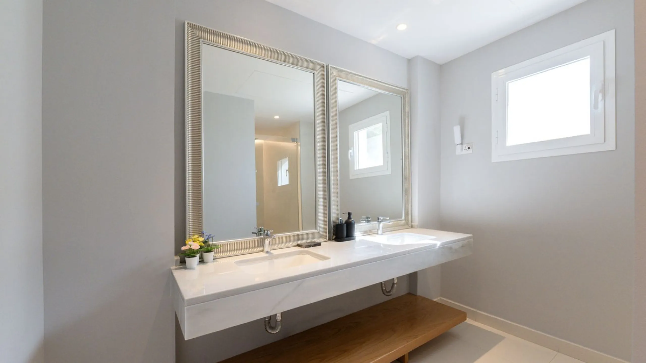 Discover this modern and bright house in excellent condition, practically new, designed to maximize comfort and natural light. Its large windows fill every room with brightness, while the terraces and the heated private pool offer the perfect place to rel