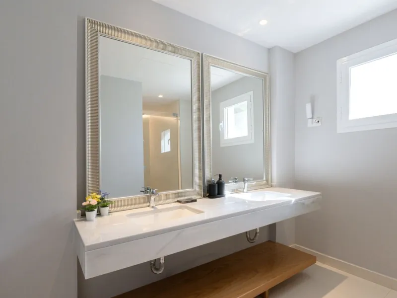 Discover this modern and bright house in excellent condition, practically new, designed to maximize comfort and natural light. Its large windows fill every room with brightness, while the terraces and the heated private pool offer the perfect place to rel