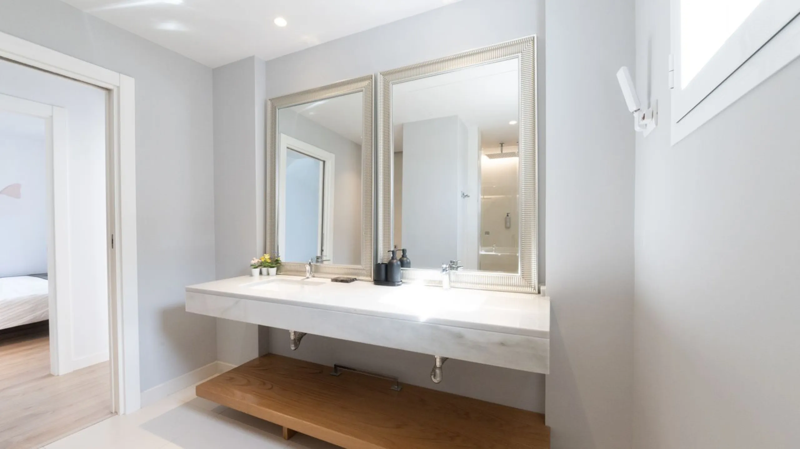 Discover this modern and bright house in excellent condition, practically new, designed to maximize comfort and natural light. Its large windows fill every room with brightness, while the terraces and the heated private pool offer the perfect place to rel