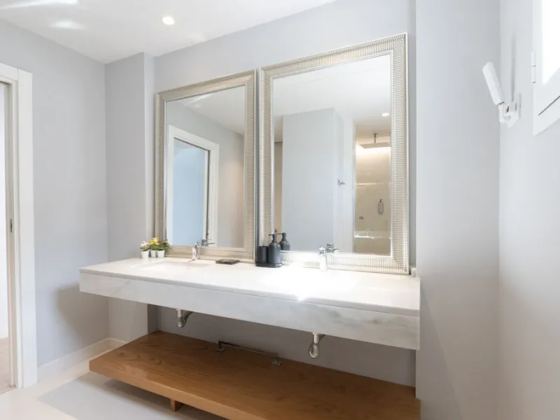 Discover this modern and bright house in excellent condition, practically new, designed to maximize comfort and natural light. Its large windows fill every room with brightness, while the terraces and the heated private pool offer the perfect place to rel